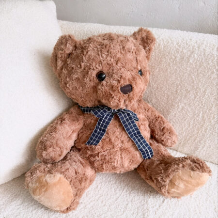 Oso peluche marrón oscuro